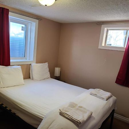 Cozy Home With Comfortable Beds And Fully Equipped Kitchen 15 Mins Drive From Airport, Downtown, Sait And U Of C And 80 Min Drive To Banff YYC Dış mekan fotoğraf