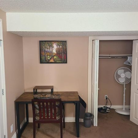 Cozy Home With Comfortable Beds And Fully Equipped Kitchen 15 Mins Drive From Airport, Downtown, Sait And U Of C And 80 Min Drive To Banff YYC Dış mekan fotoğraf