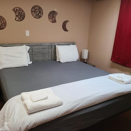 Cozy Home With Comfortable Beds And Fully Equipped Kitchen 15 Mins Drive From Airport, Downtown, Sait And U Of C And 80 Min Drive To Banff YYC Dış mekan fotoğraf