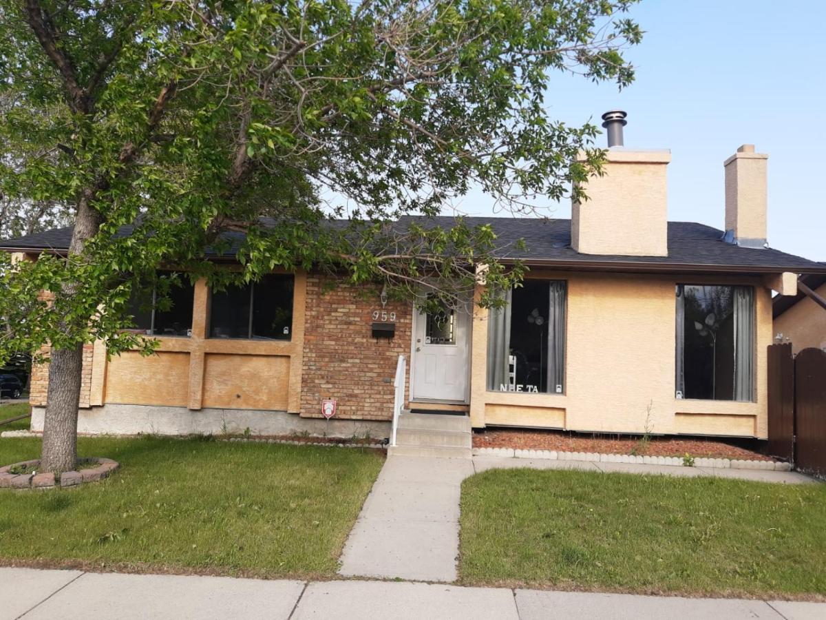 Cozy Home With Comfortable Beds And Fully Equipped Kitchen 15 Mins Drive From Airport, Downtown, Sait And U Of C And 80 Min Drive To Banff YYC Dış mekan fotoğraf