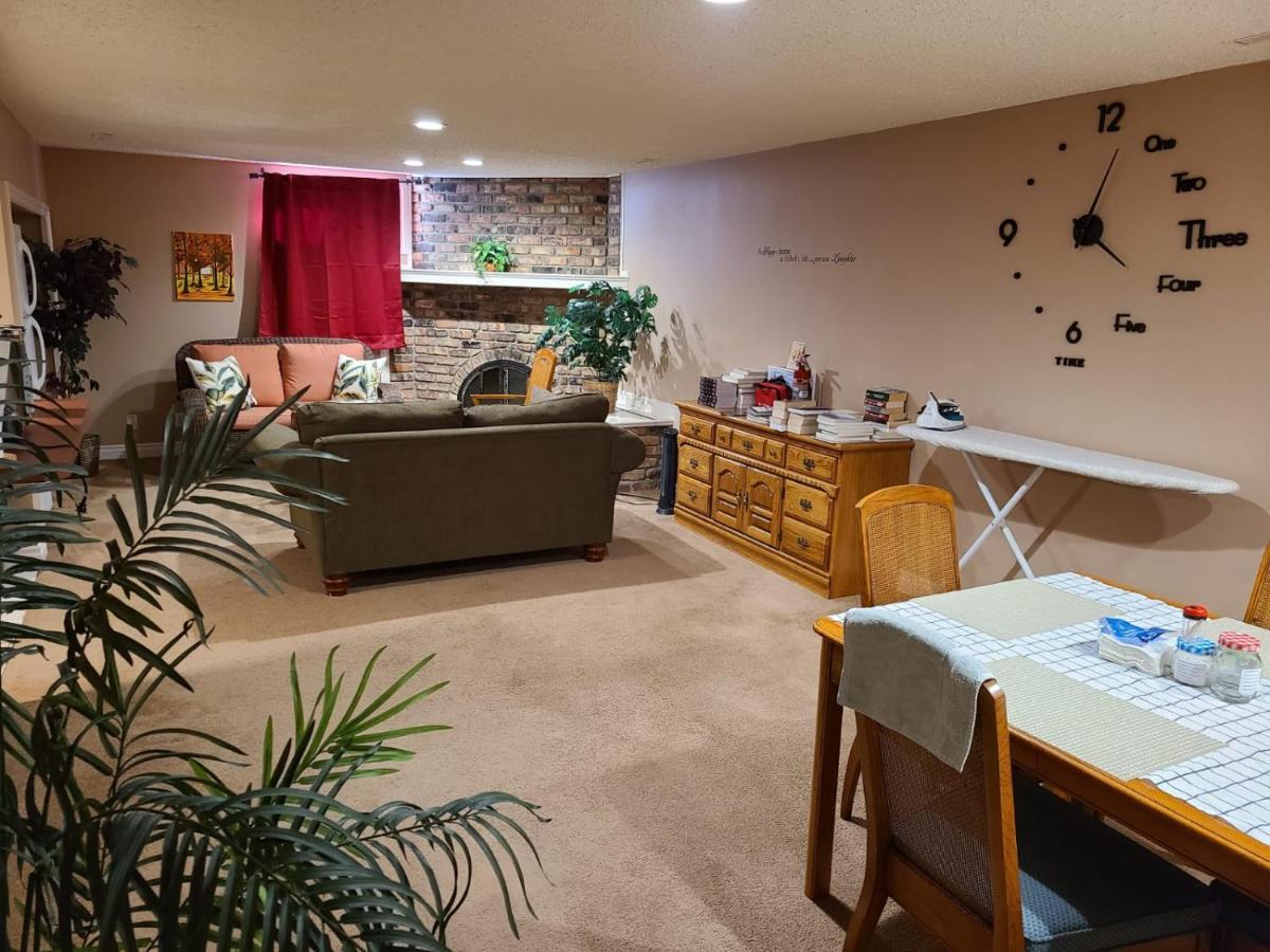 Cozy Home With Comfortable Beds And Fully Equipped Kitchen 15 Mins Drive From Airport, Downtown, Sait And U Of C And 80 Min Drive To Banff YYC Dış mekan fotoğraf
