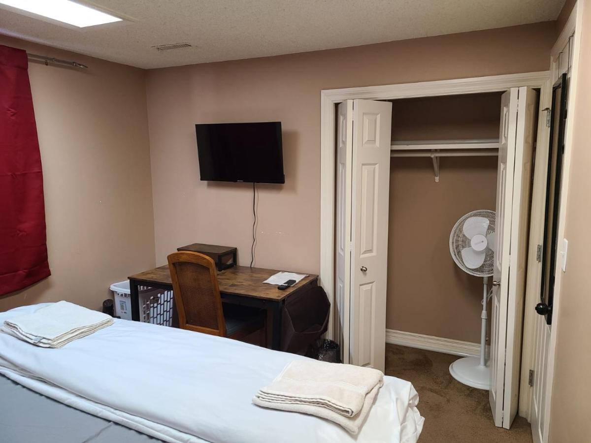 Cozy Home With Comfortable Beds And Fully Equipped Kitchen 15 Mins Drive From Airport, Downtown, Sait And U Of C And 80 Min Drive To Banff YYC Dış mekan fotoğraf