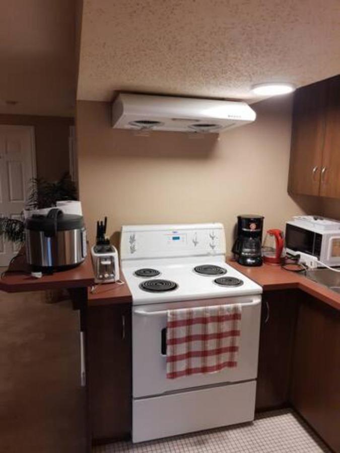 Cozy Home With Comfortable Beds And Fully Equipped Kitchen 15 Mins Drive From Airport, Downtown, Sait And U Of C And 80 Min Drive To Banff YYC Dış mekan fotoğraf