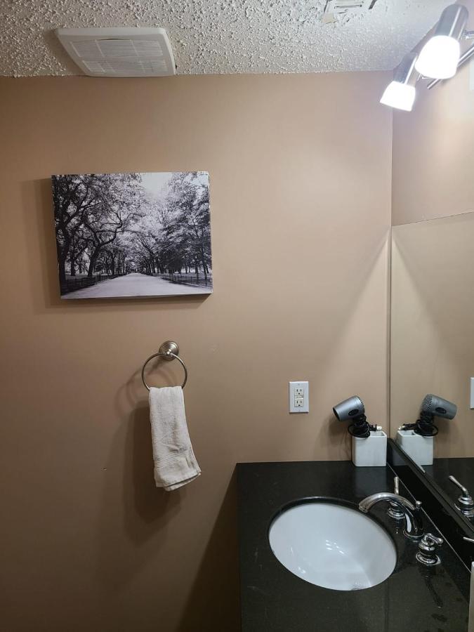 Cozy Home With Comfortable Beds And Fully Equipped Kitchen 15 Mins Drive From Airport, Downtown, Sait And U Of C And 80 Min Drive To Banff YYC Dış mekan fotoğraf