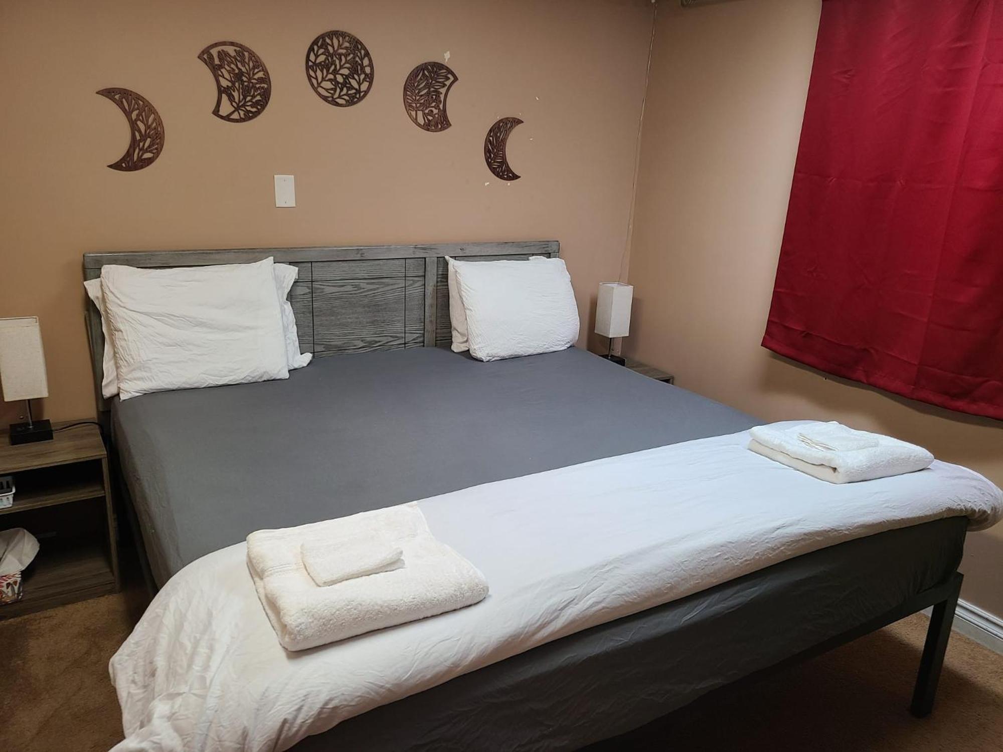 Cozy Home With Comfortable Beds And Fully Equipped Kitchen 15 Mins Drive From Airport, Downtown, Sait And U Of C And 80 Min Drive To Banff YYC Dış mekan fotoğraf